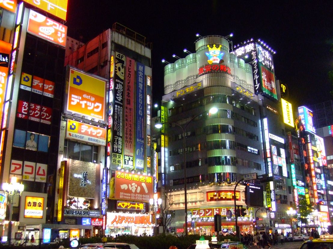 Don_Quijote_in_Shinjuku_at_night